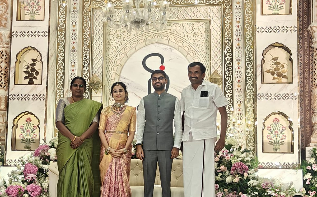 elangovb's tweet photo. ஈரோடு மாவட்டம் சித்தோட்டில் நடைபெற்ற ஊடகவியலாளர் அரவிந்த் குணசேகர் - ஸ்ரீநிதி ராதாகிருஷ்ணன் ஆகியோரின் திருமண வரவேற்பு நிகழ்ச்சியில் மாண்புமிகு தமிழ்நாட்டின் துணை முதலமைச்சர் அவர்களுடன் கலந்து கொண்டோம். https://t.co/8R7LZXOV1j