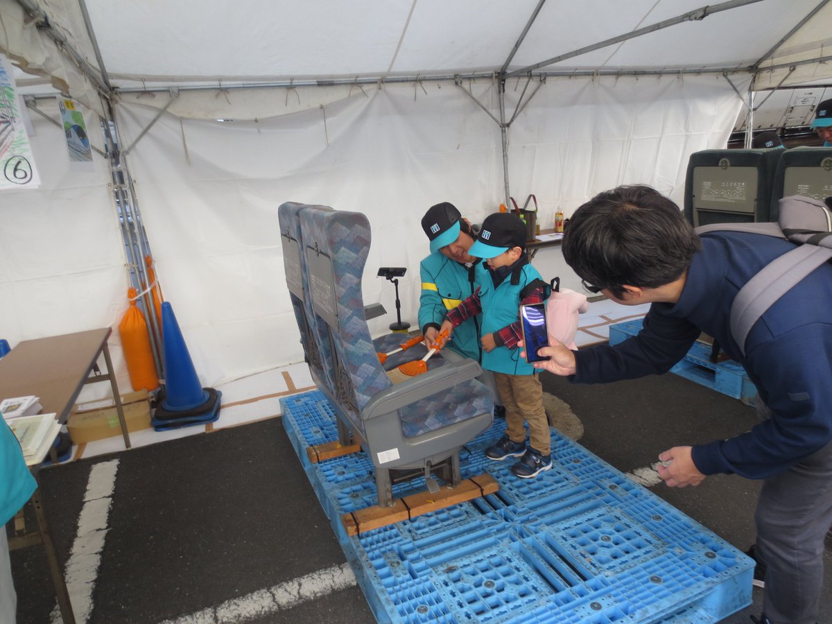 jrw_c_maintec's tweet photo. 11/23(日)に「山陽新幹線ふれあいデー in 岡山 2025」が開催され、中国メンテックからはお掃除体験、塗り絵コーナーの設置、プラレール展示を行いました。各ブースに数多くのお子様、親御様にお越しいただき、お客様・スタッフ共に笑顔溢れる一日となりました。
＃メンテック
＃ふれあいでー
＃新幹線 https://t.co/xNW22xd32s