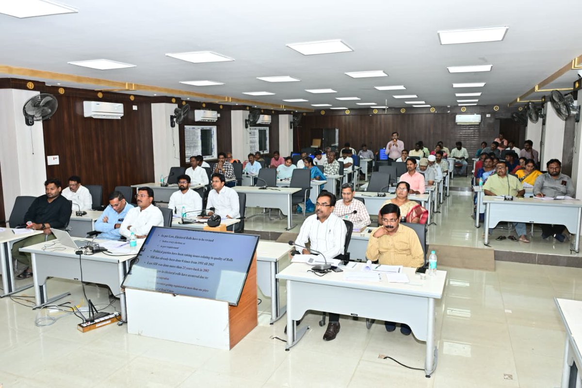 26-11-25-Kurnool-Dist Collector Dr.A.Siri and JC Nurul Qamar participated in the training program for EROs,AEROs and Election Dy Tahsildars on Special Intensive Revision-2026 at the Collectorate Conf Hall.Collector said map the present electoral roll with 2002.Delete dead voters.