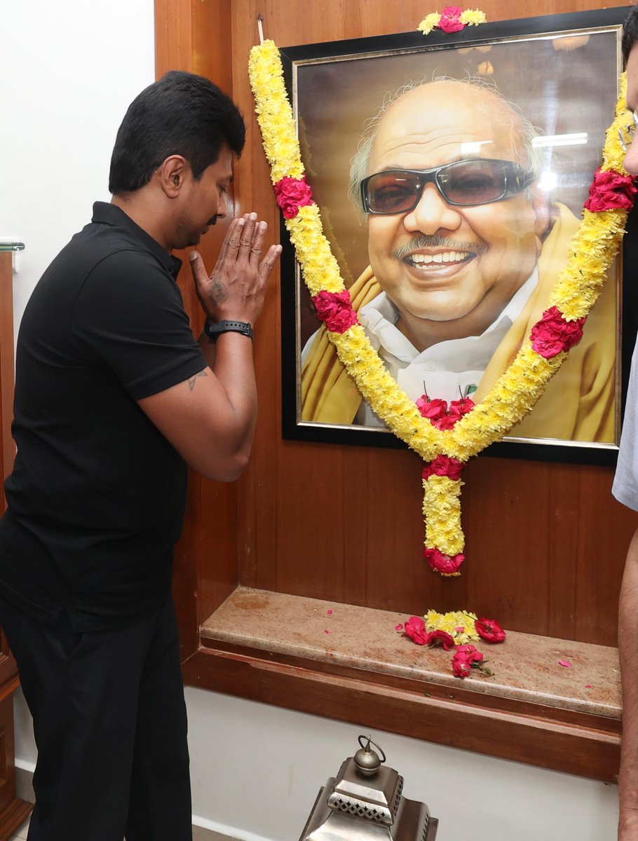 நம் பிறந்த நாளை முன்னிட்டு முத்தமிழறிஞர் கலைஞர் அவர்களின் கோபாலபுரம் இல்லம் சென்று கலைஞர் அவர்களின் திருவுருவப்டத்திற்கு மலர் தூவி மரியாதை செலுத்தினோம். 

இந்தியாவின் சமூகநீதி, சமத்துவ, மதச்சார்பற்ற அரசியலைத் தீர்மானிக்கும் தலைமையிடமாக பல்லாண்டுகள் விளங்கிய கோபாலபுரம் இல்லம்