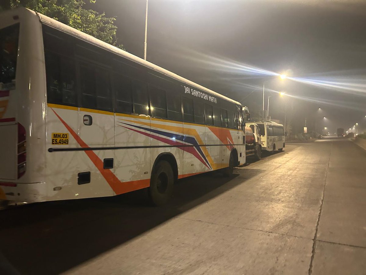 Hareshs007's tweet photo. नाना फडवणीस उड्डाण पूल वडाळा ब्रीज : गेल्या काही दिवसांपासून नाना फडवणीस उड्डाण पूल वडाळा ब्रीज रस्त्यांवर बस, टँकर व अन्य मोठी वाहने रात्रभर थांबत असल्याने अपघाताचा धोका वाढला आहे. या वाहनांवर कारवाईची मागणी होत आहे.
 याठिकाणी सर्वाधिक वाहने रात्री उभी केली जातात. https://t.co/SvjKsQE6KE