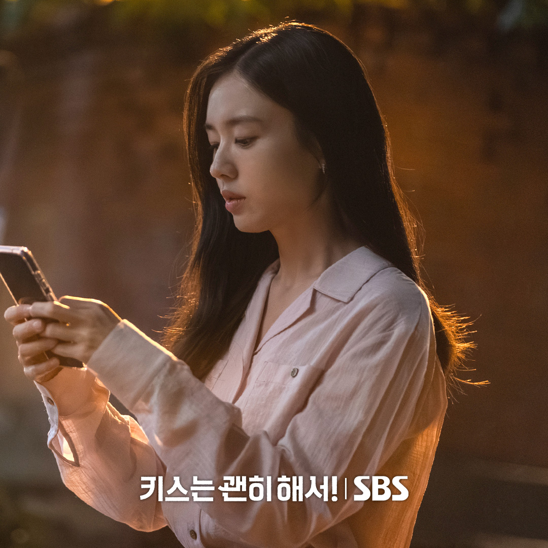 SBSNOW's tweet image. 속이는 사람 3명 속는 사람 1명
도파민 터지는 사각관계 대 맛집🤭

SBS 수목드라마 &amp;lt;키스는 괜히 해서!&amp;gt;
☞ [수,목] 밤 9시

#SBS수목드라마 #키스는괜히해서
#DynamiteKiss #스틸
#키스는괜히해서스틸 #키괜스틸
#장기용 #안은진 #김무준 #우다비