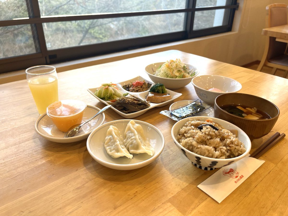 monosoi_akarusa's tweet image. 餃子の満州の運営する東明館にも一度行きたいんですが、飯がマジで餃子の満州らしくて決断できずにいる。