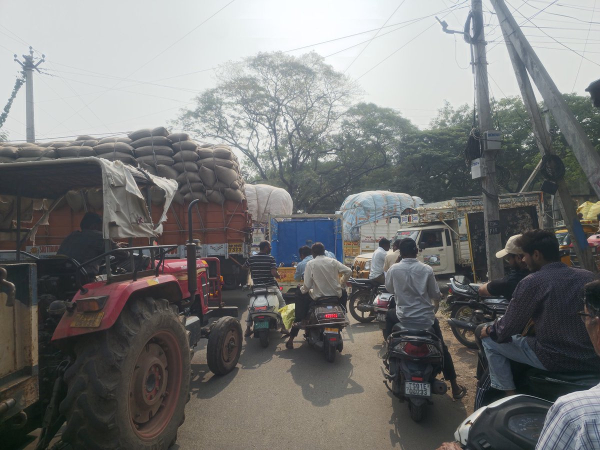 <a href="/Adilabad_SP/">Akhil Mahajan IPS</a> Huge traffic jams at Cotton Market have become a daily struggle. Requesting you to please deploy traffic police permanently at this location to manage the chaos and ensure smooth flow. Urgent action is needed. 🚦👮‍♂️ #Adilabadtraffic