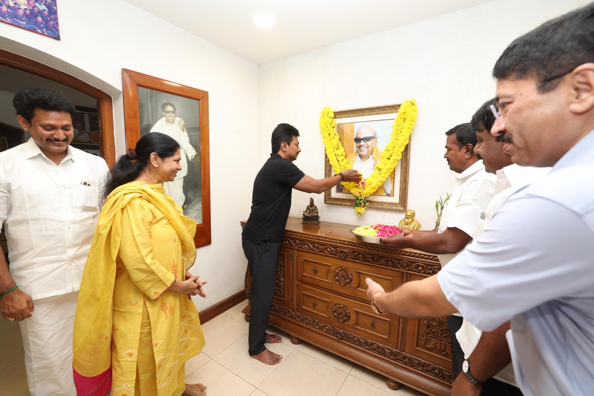 Udhaystalin's tweet image. நம் பிறந்த நாளான இன்று, முத்தமிழ் அறிஞர் கலைஞர் அவர்களின் சி.ஐ.டி. காலனி இல்லம் சென்று கலைஞர் அவர்களின் திருவுருவப்படத்திற்கு மலர்தூவி மரியாதை செய்தோம். கழகத் துணைப் பொதுச் செயலாளர், நாடாளுமன்ற உறுப்பினர் அத்தை @KanimozhiDMK அவர்களின் வாழ்த்துகளைப் பெற்றோம். @Anbil_Mahesh…