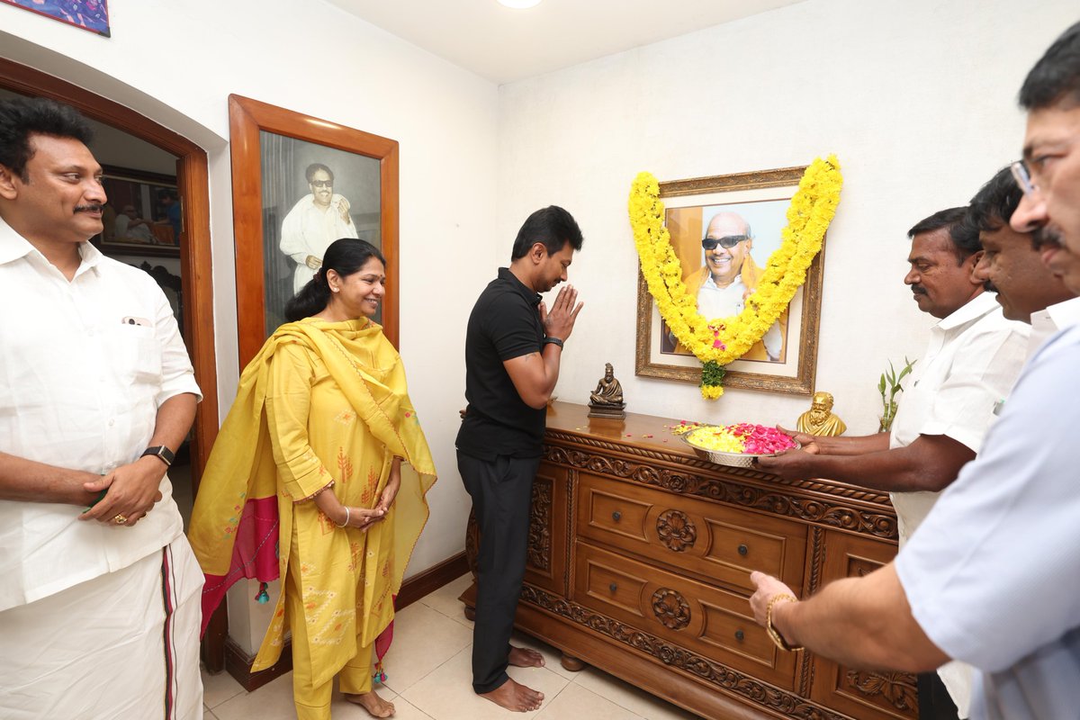 Udhaystalin's tweet image. நம் பிறந்த நாளான இன்று, முத்தமிழ் அறிஞர் கலைஞர் அவர்களின் சி.ஐ.டி. காலனி இல்லம் சென்று கலைஞர் அவர்களின் திருவுருவப்படத்திற்கு மலர்தூவி மரியாதை செய்தோம். கழகத் துணைப் பொதுச் செயலாளர், நாடாளுமன்ற உறுப்பினர் அத்தை @KanimozhiDMK அவர்களின் வாழ்த்துகளைப் பெற்றோம். @Anbil_Mahesh…