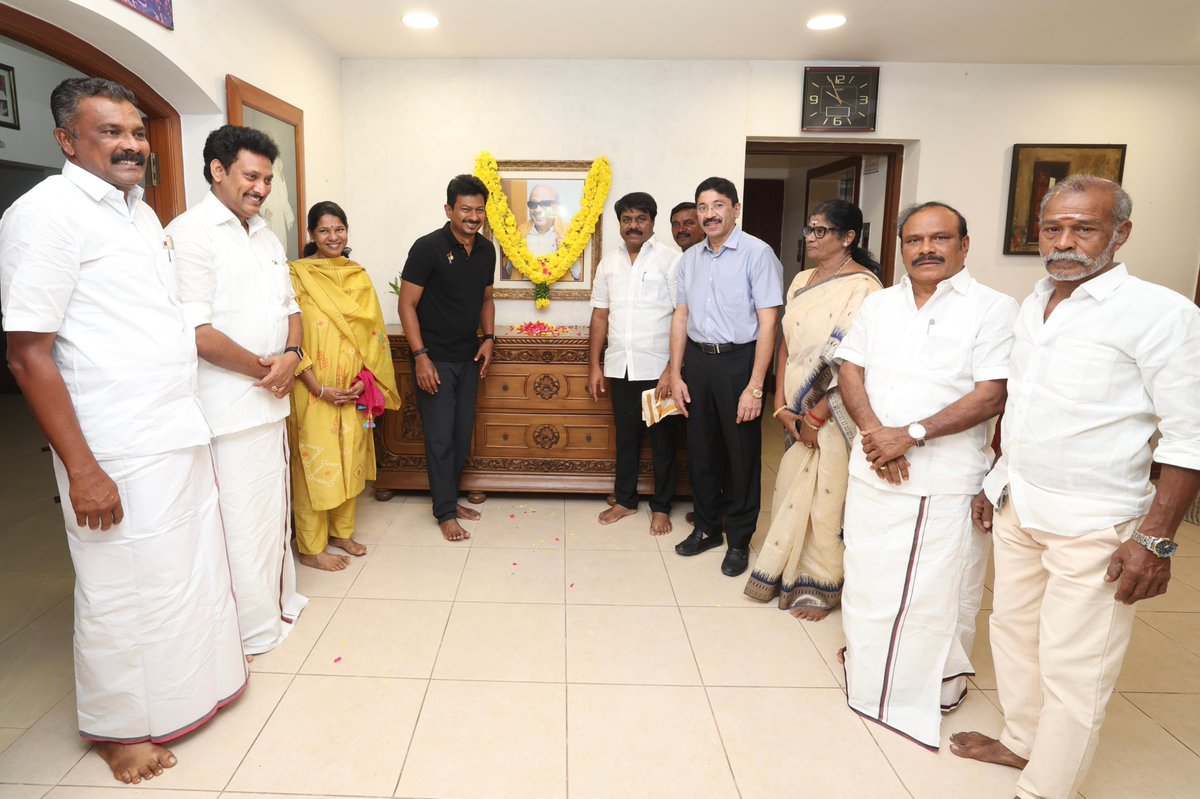 Udhaystalin's tweet image. நம் பிறந்த நாளான இன்று, முத்தமிழ் அறிஞர் கலைஞர் அவர்களின் சி.ஐ.டி. காலனி இல்லம் சென்று கலைஞர் அவர்களின் திருவுருவப்படத்திற்கு மலர்தூவி மரியாதை செய்தோம். கழகத் துணைப் பொதுச் செயலாளர், நாடாளுமன்ற உறுப்பினர் அத்தை @KanimozhiDMK அவர்களின் வாழ்த்துகளைப் பெற்றோம். @Anbil_Mahesh…