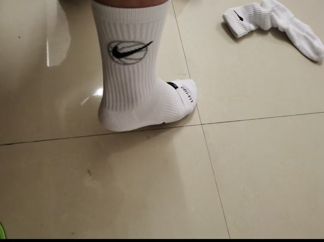 yummy1man's tweet photo. 两个月前特意新买的送直男，图1送前穿了一下不敢玩的太过分
前几天他有球赛刚好穿这双，结束完在他家偷拍了一下，可惜没机会玩到他很快就洗了 https://t.co/GkhGNGzcS2