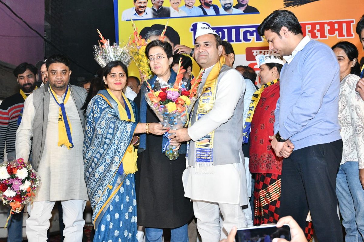 AAPGauravSingh's tweet image. MCD उपचुनावों में जनता का भारी समर्थन है AAP के साथ ‼️

📍वार्ड 163 में वरिष्ठ नेता @AtishiAAP जी व पूर्व विधायक @PrakashJarwal जी ने क्षेत्र से AAP प्रत्याशी श्री अनुज शर्मा जी के समर्थन में जनसंवाद किया और लोगों से AAP को अपना वोट देने की करी अपील।

जनता की अपार ऊर्जा और स्नेह…