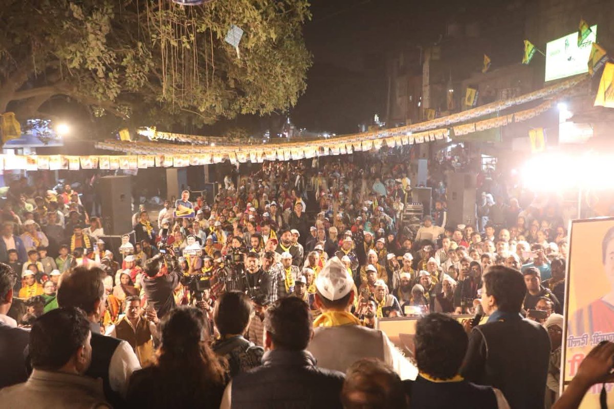 AAPGauravSingh's tweet image. MCD उपचुनावों में जनता का भारी समर्थन है AAP के साथ ‼️

📍वार्ड 163 में वरिष्ठ नेता @AtishiAAP जी व पूर्व विधायक @PrakashJarwal जी ने क्षेत्र से AAP प्रत्याशी श्री अनुज शर्मा जी के समर्थन में जनसंवाद किया और लोगों से AAP को अपना वोट देने की करी अपील।

जनता की अपार ऊर्जा और स्नेह…