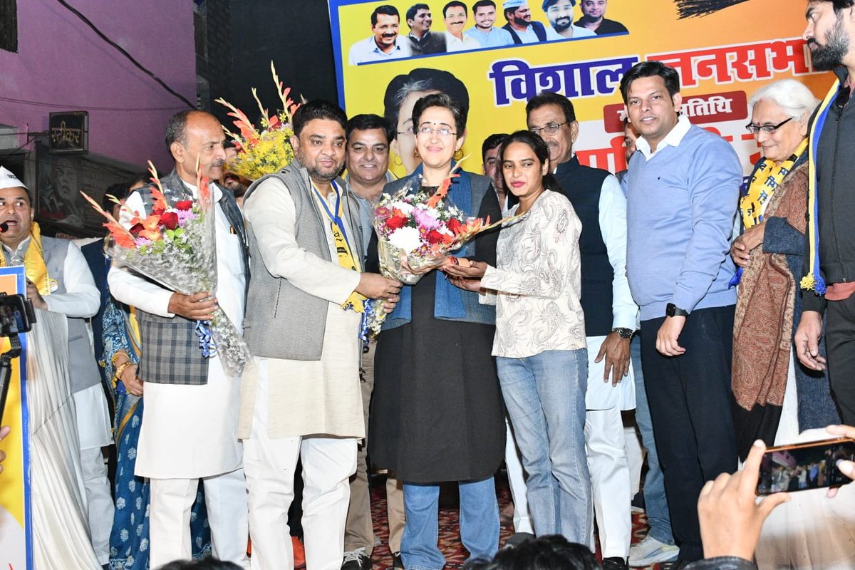 AAPGauravSingh's tweet image. MCD उपचुनावों में जनता का भारी समर्थन है AAP के साथ ‼️

📍वार्ड 163 में वरिष्ठ नेता @AtishiAAP जी व पूर्व विधायक @PrakashJarwal जी ने क्षेत्र से AAP प्रत्याशी श्री अनुज शर्मा जी के समर्थन में जनसंवाद किया और लोगों से AAP को अपना वोट देने की करी अपील।

जनता की अपार ऊर्जा और स्नेह…