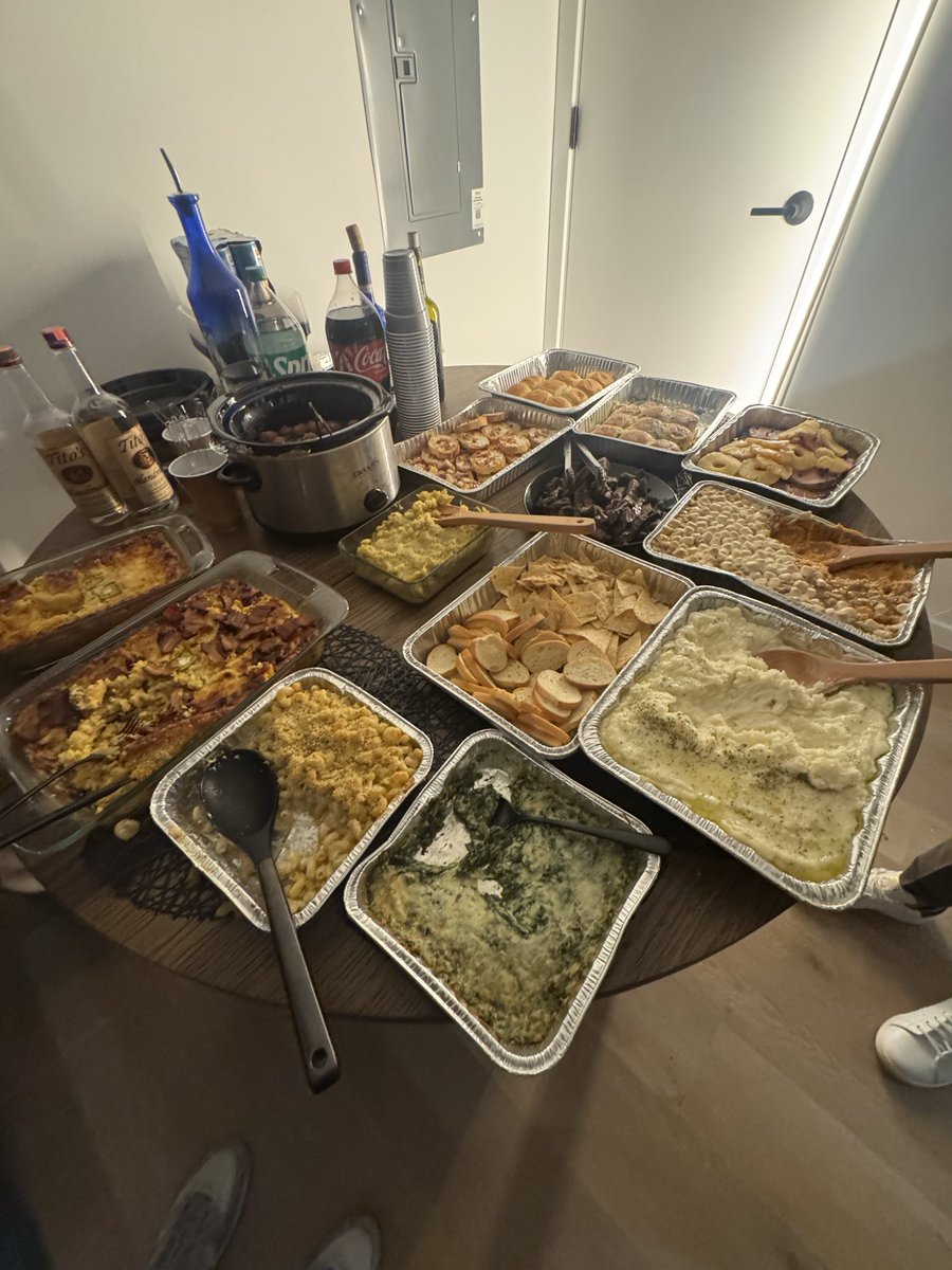 quantgojo's tweet image. Gn, feast up. Who wants a turkey ????