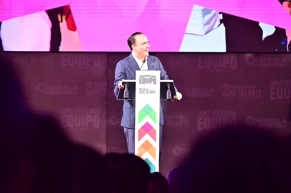 gpeoyervides's tweet photo. ¡Buenas tardes!
Les comparto que acompañamos al Gobernador Manolo Jiménez Salinas a su #SegundoInforme de #Resultados junto a miles de ciudadanas y ciudadanos ✅
Enhorabuena Gobernador, no cabe duda que en #equipo y #coordinando #esfuerzos con los diferentes órdenes de gobierno y la sociedad #Coahuila tiene #rumbo y es #Pa’Delante
Como siempre, fue un gusto saludar a tantas amigas y amigos 🫶🏻
#2InformeDeResultados
#2AñosPaDelante
#VamosJuntos