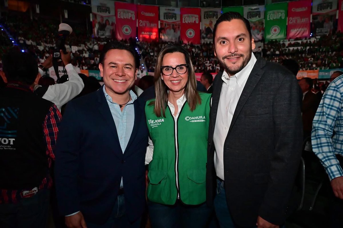 gpeoyervides's tweet photo. ¡Buenas tardes!
Les comparto que acompañamos al Gobernador Manolo Jiménez Salinas a su #SegundoInforme de #Resultados junto a miles de ciudadanas y ciudadanos ✅
Enhorabuena Gobernador, no cabe duda que en #equipo y #coordinando #esfuerzos con los diferentes órdenes de gobierno y la sociedad #Coahuila tiene #rumbo y es #Pa’Delante
Como siempre, fue un gusto saludar a tantas amigas y amigos 🫶🏻
#2InformeDeResultados
#2AñosPaDelante
#VamosJuntos
