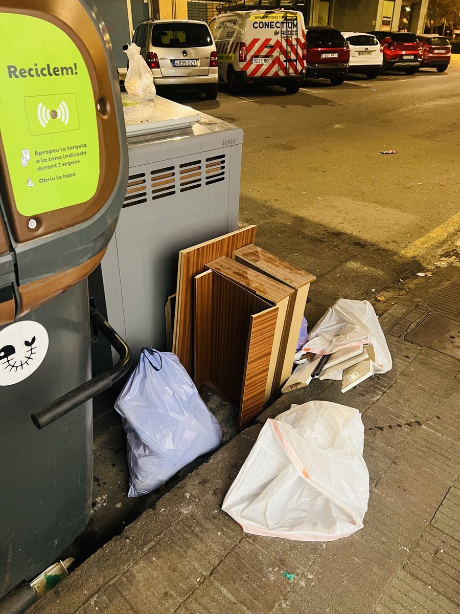 Rebenta bosses  #netejemgirona 
<a href="/gironabruta/">@gironabruta</a> <a href="/GironaNetaDigna/">Girona Neta i Digna</a> <a href="/Girona_Cat/">Ajuntament de Girona</a> <a href="/llsalellasvilar/">Lluc Salellas i Vilar</a> <a href="/sergicot/">Sergi Cot 🇵🇸</a> <a href="/enoticiescat/">E-Notícies</a> <a href="/elmonarac1/">El món a RAC1</a> <a href="/DiarideGirona/">Diari de Girona</a> <a href="/Gironanoticies/">Diari Girona Notícies</a> <a href="/MilloremGirona/">MilloremGirona</a>  <a href="/Ffr1449591/">SALVEM GIRONA</a>
<a href="/GuanyemGirona/">Guanyem Girona</a>
<a href="/gencat/">Generalitat de Catalunya</a> <a href="/som3cat/">3Cat</a> <a href="/Cati_Girona/">CatInfo Girona</a> <a href="/tvgirona/">Televisió de Girona</a> <a href="/salutcat/">Salut</a> <a href="/EUEnvironment/">EU EnvironmentAgency</a>