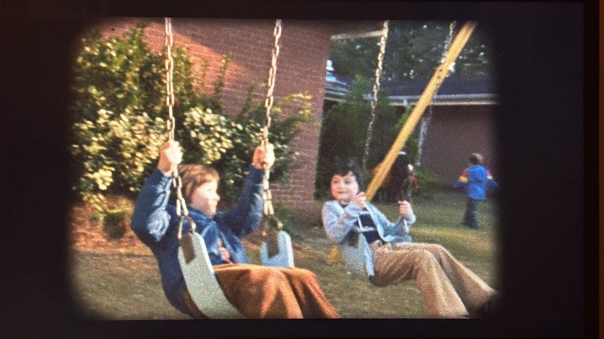 wheelercrf's tweet image. eu tô aos prantos com isso. todas as melhores memórias do will sendo gravadas, enquanto o monólogo da robin sobre ser quem você é no fundo. meu deus entreguem todos os prêmios para stranger things