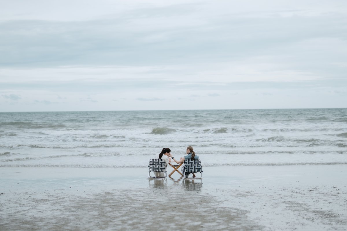 lovedesignth's tweet image. ช่วยกันซูมภาพดูหน่อยค่ะ ว่าเจ๊ออกแบบเขาแอบทำอะไรเด็กคนนั้นอะ! 

💖 LOVE DESIGN : FIRST DRAWING FAN MEETING 📝
Buy Now 👛 ซื้อบัตรได้แล้วทาง Allticket 🛍️
👉🏻🔗 allticket.com/event/LOVEDESI…

📍 วันเสาร์ที่ 6 ธันวาคม 2568
📍 Phenix Grand Ballroom, ชั้น 5

#รับรักออกแบบ #LoveDesignSeries…