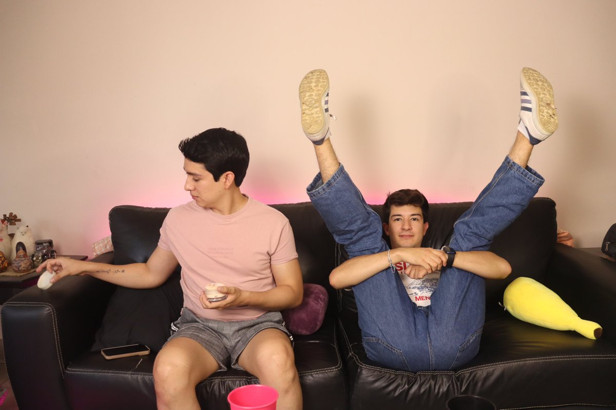 Pech_Trejo's tweet photo. Hace un año, Luis, André y yo comenzamos #LaHoraDelPalo 🎙️ un podcast que se volvió un espacio seguro para contar anécdotas y hacer comunidad 🏳️‍🌈🏳️‍⚧️✨ encontré a mi tribuuuu. https://t.co/msppgaug8I