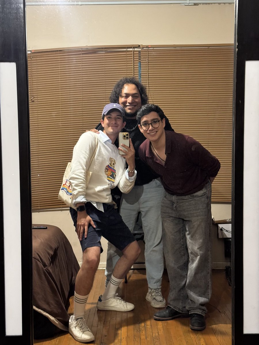 Pech_Trejo's tweet photo. Hace un año, Luis, André y yo comenzamos #LaHoraDelPalo 🎙️ un podcast que se volvió un espacio seguro para contar anécdotas y hacer comunidad 🏳️‍🌈🏳️‍⚧️✨ encontré a mi tribuuuu. https://t.co/msppgaug8I