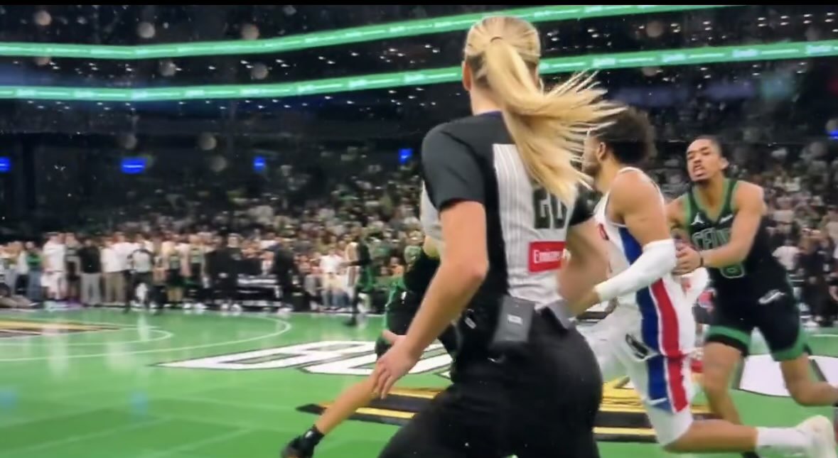 StoolGreenie's tweet photo. Tony Brothers not only reversed this call, he changed it to the wrong player. Minott clearly got Cade before the gather which is what was initially called https://t.co/QpSPv9IOqB