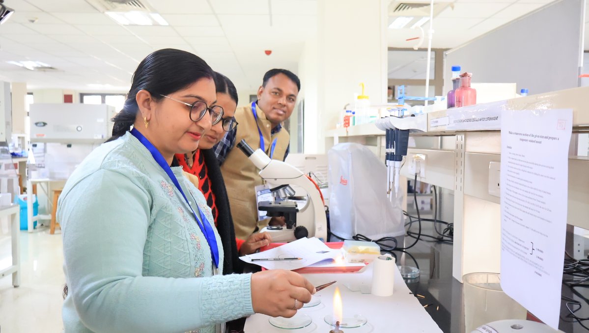 𝐕𝐢𝐠𝐲𝐚𝐧 𝐏𝐫𝐚𝐭𝐢𝐛𝐡𝐚 𝐓𝐞𝐚𝐜𝐡𝐞𝐫𝐬’ 𝐖𝐨𝐫𝐤𝐬𝐡𝐨𝐩 𝐃𝐚𝐲 3
🔹 VP LU: Twists in the Fibres by 𝘋𝘳. 𝘗𝘢𝘯𝘬𝘢𝘫 𝘗𝘢𝘯𝘥𝘦𝘺
🔹 Counting Coins, Bees &amp; Dominoes by 𝘋𝘳. 𝘋𝘩𝘦𝘦𝘳𝘢𝘫 𝘒𝘶𝘭𝘬𝘢𝘳𝘯𝘪
🔹 Evolving Patterns in Biology by 𝘋𝘳. 𝘝𝘪𝘯𝘪𝘵𝘢 𝘎𝘰𝘸𝘥𝘢