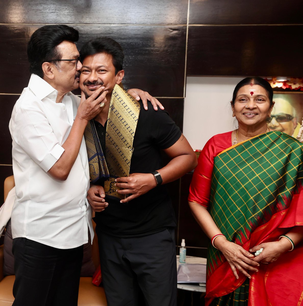Udhaystalin's tweet image. நம் பிறந்த நாளான இன்று, தந்தையும், கழகத்தலைவரும், மாண்புமிகு  முதலமைச்சருமான @mkstalin அவர்களிடமும் - தாயாரிடமும் வாழ்த்துப் பெற்றோம். 

அவர்களின் வாழ்த்துகளோடு - தமிழ்நாட்டின் முன்னேற்றத்துக்காகவும் - #திராவிட_மாடல் ஆட்சி தொடரவும் எந்நாளும் உழைப்போம்.
