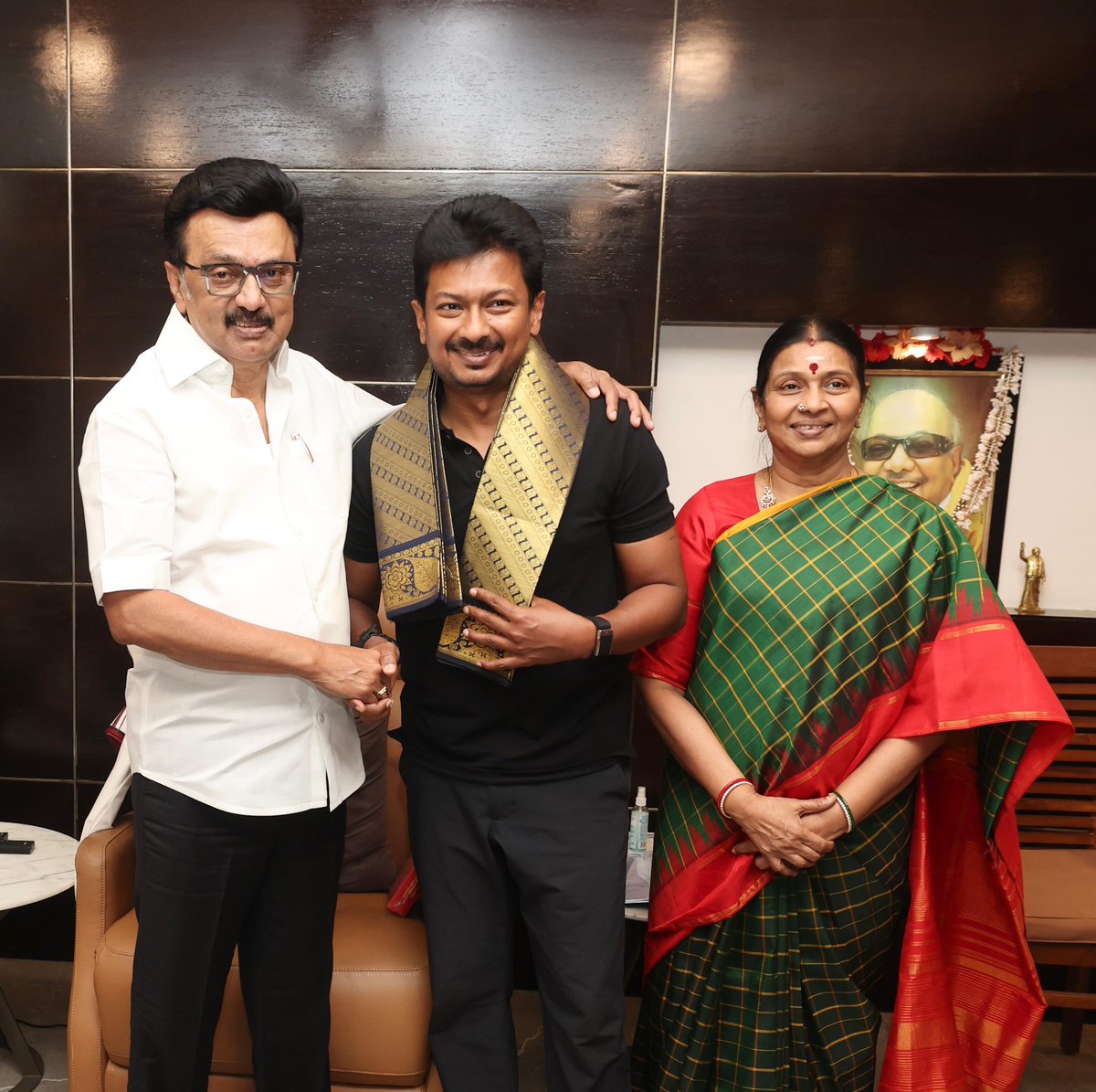Udhaystalin's tweet image. நம் பிறந்த நாளான இன்று, தந்தையும், கழகத்தலைவரும், மாண்புமிகு  முதலமைச்சருமான @mkstalin அவர்களிடமும் - தாயாரிடமும் வாழ்த்துப் பெற்றோம். 

அவர்களின் வாழ்த்துகளோடு - தமிழ்நாட்டின் முன்னேற்றத்துக்காகவும் - #திராவிட_மாடல் ஆட்சி தொடரவும் எந்நாளும் உழைப்போம்.