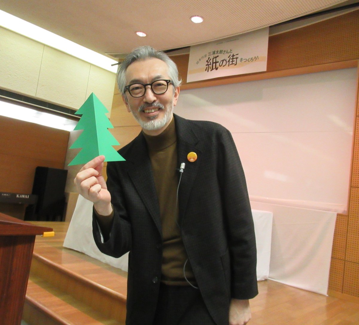 【#泉図書館 #紙の街をつくろう】
絵本作家の三浦太郎氏をお招きし、絵本の読み聞かせとワークショップを行いました。参加者みんなで紙の街を作り、すばらしい街が完成しました。作品は、12月14日頃まで展示しています。 #仙台市図書館 #三浦太郎 #絵本 #展示 #児童書