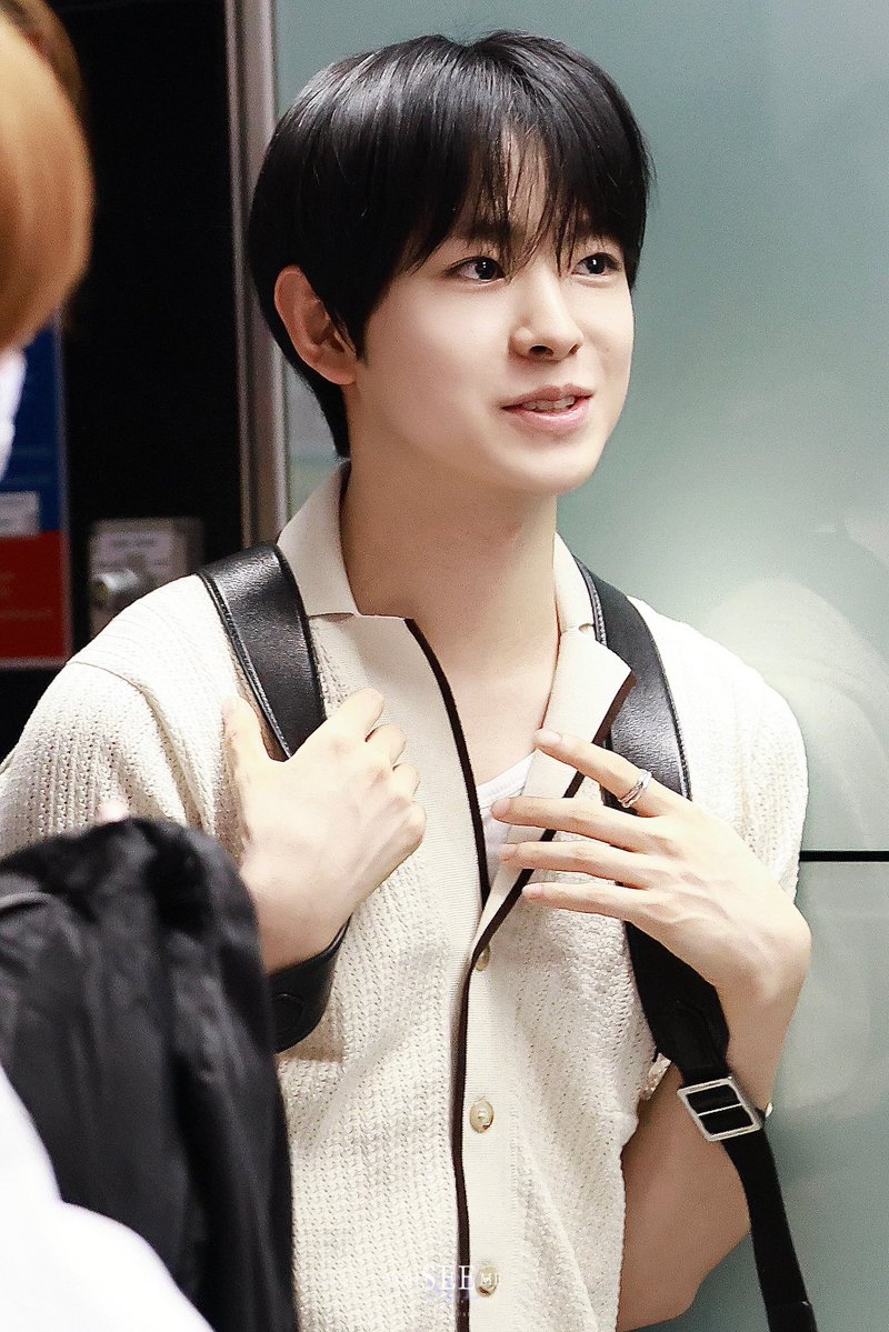 yushiairpods45's tweet image. 공항에서 무슨 수학여행 온 애기마냥 이러고 히히 웃고 있는거 너무 귀여웠음 ㅠㅠㅠㅠㅠㅠㅠ