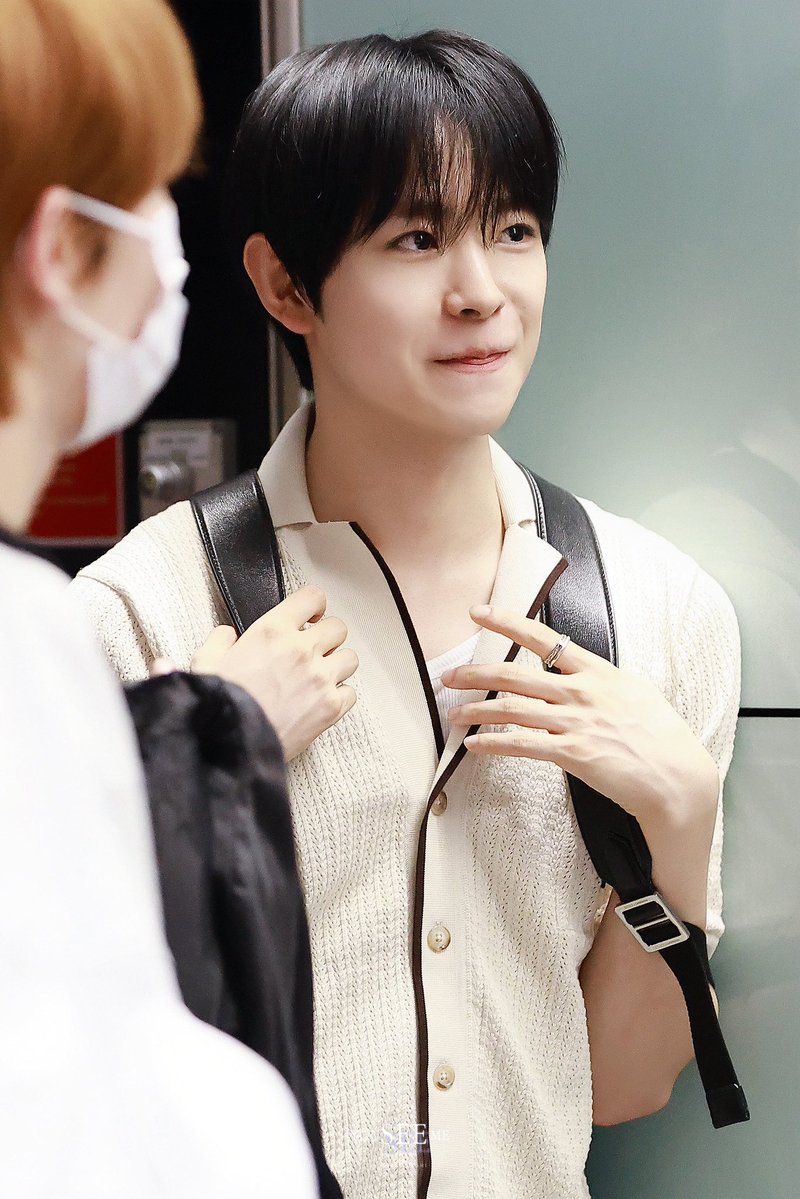 yushiairpods45's tweet image. 공항에서 무슨 수학여행 온 애기마냥 이러고 히히 웃고 있는거 너무 귀여웠음 ㅠㅠㅠㅠㅠㅠㅠ