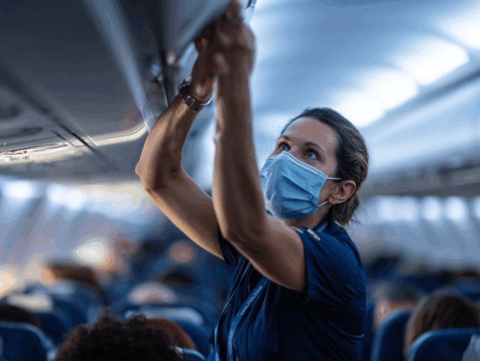 【航空・営業・現場職に影響　客室乗務員のCOVID訴えで最高裁画期的判断　広がる労災補償の適用範囲】

🟥 概要
🔹ワシントン州最高裁は、出張中に感染したCOVID‑19を含む「職業病」請求に対して、出張労働者法理（traveling employee doctrine）が適用され得ると判断した。