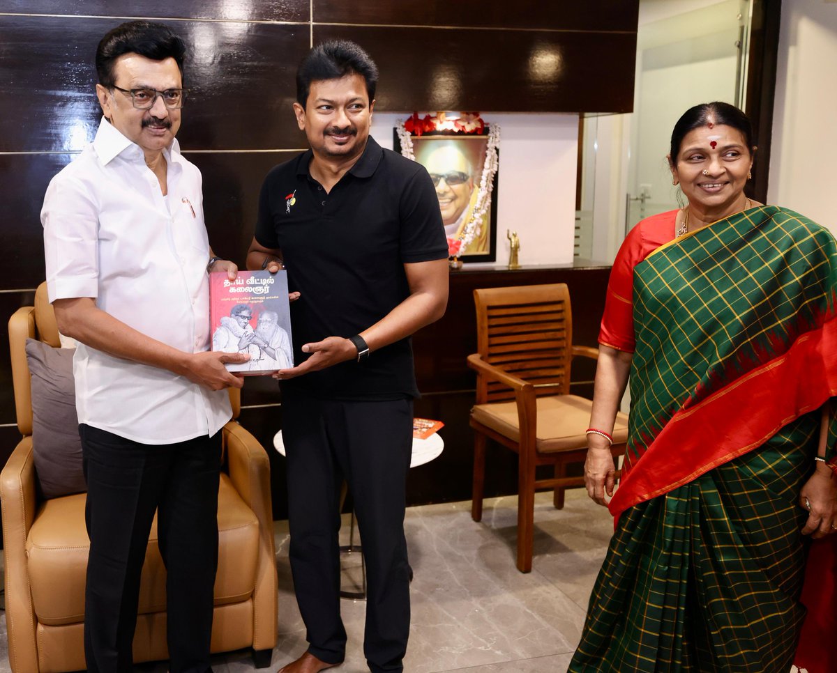 mkstalin's tweet image. கொள்கைப் பற்றோடு உழைப்பிலும் உயர்ந்து வரும் உதயநிதிக்குப் பிறந்தநாள் வாழ்த்துகள்!

இளைஞரணிச் செயலாளராக - விளையாட்டுத் துறை அமைச்சராக - மாண்புமிகு துணை முதலமைச்சராக நீ ஆற்றிவரும் பணிகளை மக்களும் கழகத்தினரும் பாராட்டிச் சொல்வதைக் கேட்கும்போது தந்தையாக மட்டுமல்ல தலைவனாக மகிழ்ச்சி…