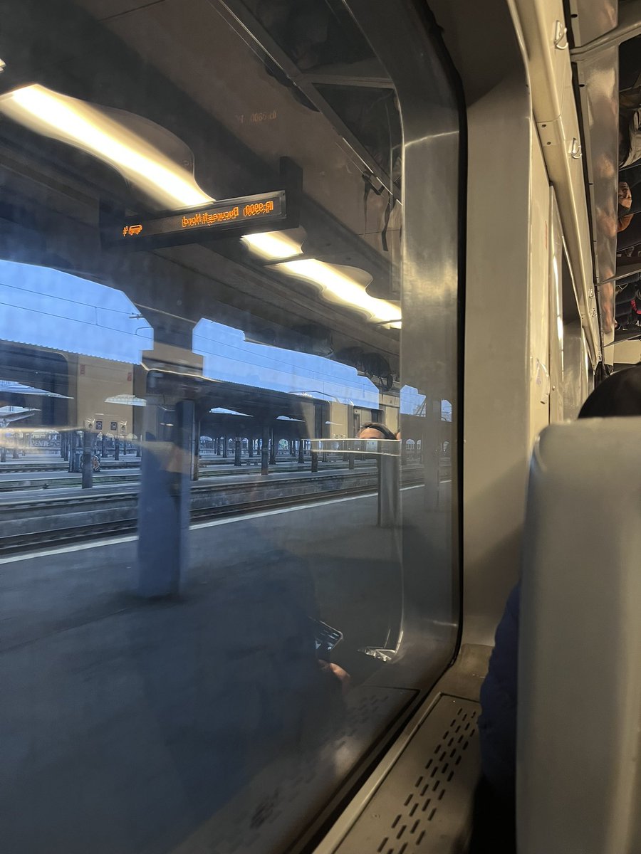 chantremitcola's tweet photo. los geht’s im zug nach craiova. wieviele mainzaaa wohl gerade im gleichen zug sitzen🤔 #M05 https://t.co/6c7tGqlb7j