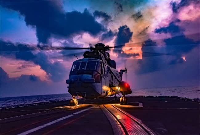 IndianDefenceT's tweet photo. सूर्यास्त की आहट — मिशन का इंतज़ार, नेवी की तैयारी जारी 🇮🇳 #NavyDay2025 #OpDemo2025 #NavalWarfare #TypicalThursday #SunsetMission https://t.co/G8XN9EPHf1
