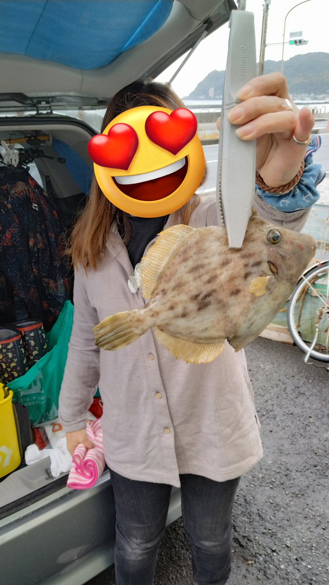 fish505050's tweet photo. 今日は伊豆でカワハギ釣り🎣
いつもと違う景色での釣りを楽しむつもりが、竿先ばかり眺めてました(笑)
少し雨も降り出し😟寒い中嫁は頑張りました👍
今日は宿に泊まって明日帰ります😊　夫婦で釣り旅幸せです😚 https://t.co/UJm1neO9yW