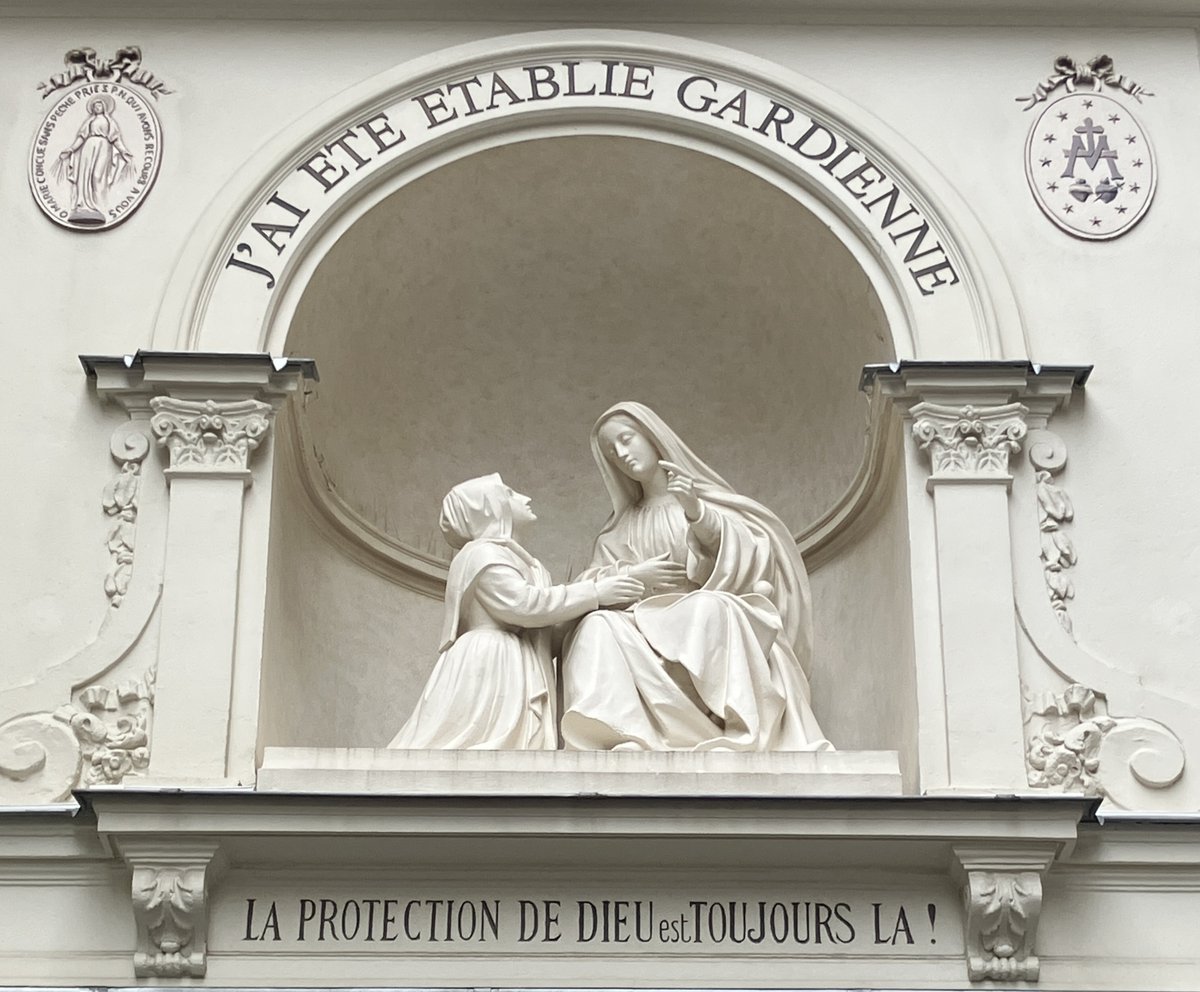 La Medalla Milagrosa.
Hoy se conmemora la aparición de la Virgen en Paris (27/11/1830). Allí nos dejó este bello sacramental que representa su rol singular en la redención de los hombres, por lo que muchos en el pasado la llamaron Corredentora y Mediadora de todas las gracias.
Es