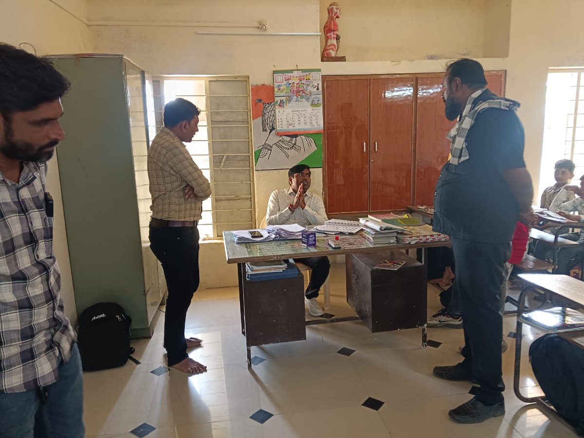 CollectorJamngr's tweet image. મતદાર યાદી ખાસ સુધારણા કાર્યક્રમ અન્વયે મતદાર નોંધણી અધિકારીશ્રી, ૮૦-જામજોધપુર દ્વારા BLO સહ ગ્રામ્ય વિસ્તારોની મુલાકાત લઈ ગ્રામ લોકોને તેમની વિગતો રજુ કરવાની બાકી હોય તો સત્વરે BLOs નો સંપર્ક કરી રજુ કરવા સમજુત કર્યા.
@ECISVEEP @CEOGujarat @infojamnagargog