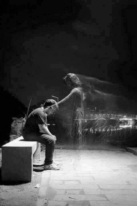 عندما نشعر أنّنا ما عُدنا نجد من نُحب أمامنا، فيبدأ الحنين بالتدفق مع كل ليلة تمر علينا، تمرر الذكريات بين أصابعنا، ونشعر أنّ الحياة بدأت بالتوقف؛ لأنّ من نُحب غائبًا عن حياتنا.

#الاشتياق