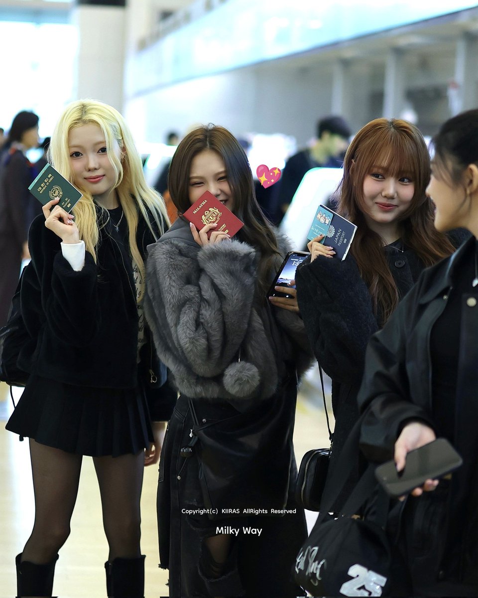 Mission accomplished ✅
KIIRAS LingLing happily flexing her 💯🇲🇾 passport! 😹