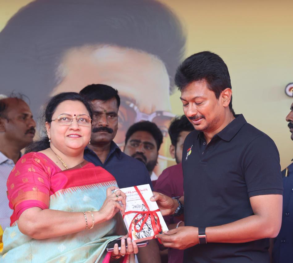 DrKanimozhiSomu's tweet image. இன்று பிறந்தநாள் காணும் கழக இளைஞரணிச் செயலாரும் மாண்புமிகு தமிழ்நாடு துணை முதலமைச்சருமான இளந்தலைவர் திரு.@Udhaystalin அவர்களை நேரில் சந்தித்து வாழ்த்து தெரிவித்த போது..!!

#HBDUdhay