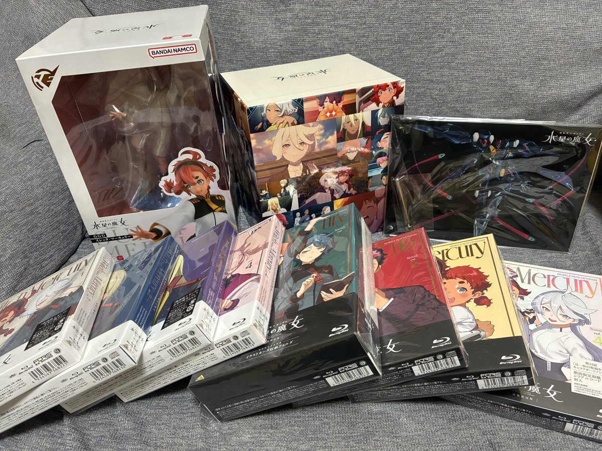 tera_jagabee's tweet image. この間書いた妻ちゃんからのクリスマスプレゼント、水星の魔女Blu-ray8巻セットとファラクトのアクスタ。

そこに自前で買ったBlu-ray収納BOXとGGGスレッタを加えて…今年の冬は完璧ッ！！

全部で6万円くらいで済んだのは本当に素晴らしいと思う。すばらすばらしいすばら。
#水星の魔女