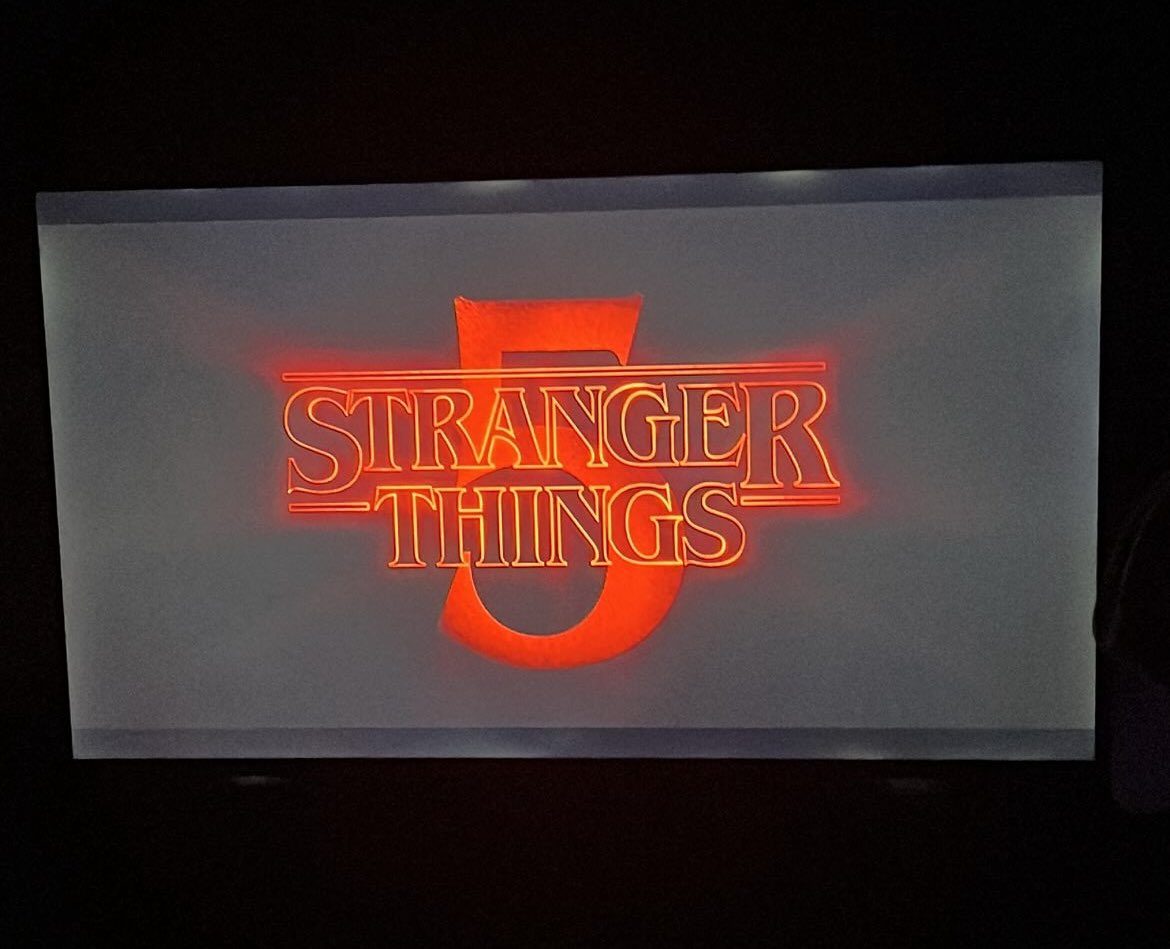 Pero qué serie más espectacular, sabrosa, suculenta, exquisita, deslumbrante, Impresionante, asombrosa, teatral, alucinante y todos los sinónimos para definir su ptm que buena es!!! 
#StrangerThings5
