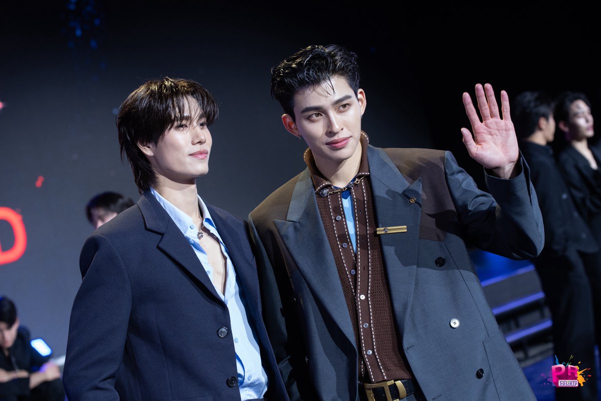 [เก็บตก] แอบส่องคุณธีร์พาน้องพีชออกงาน GMMTV 2026 : MAGIC VIBES MAXIMIZED หล่อจนสาแก่ใจพวกเธอไม๊ล่ะ!!

#PondPhuwin 
#ppnaravit #phuwintang 
#GMMTV2026