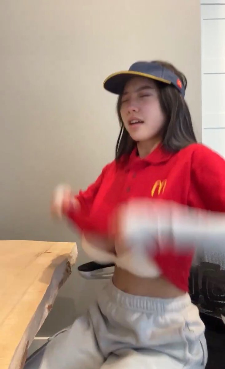 Boazboy38's tweet photo. When your starbucks new employee goes crazy

A thread🎥 👇 https://t.co/Ubfk9GF6zu