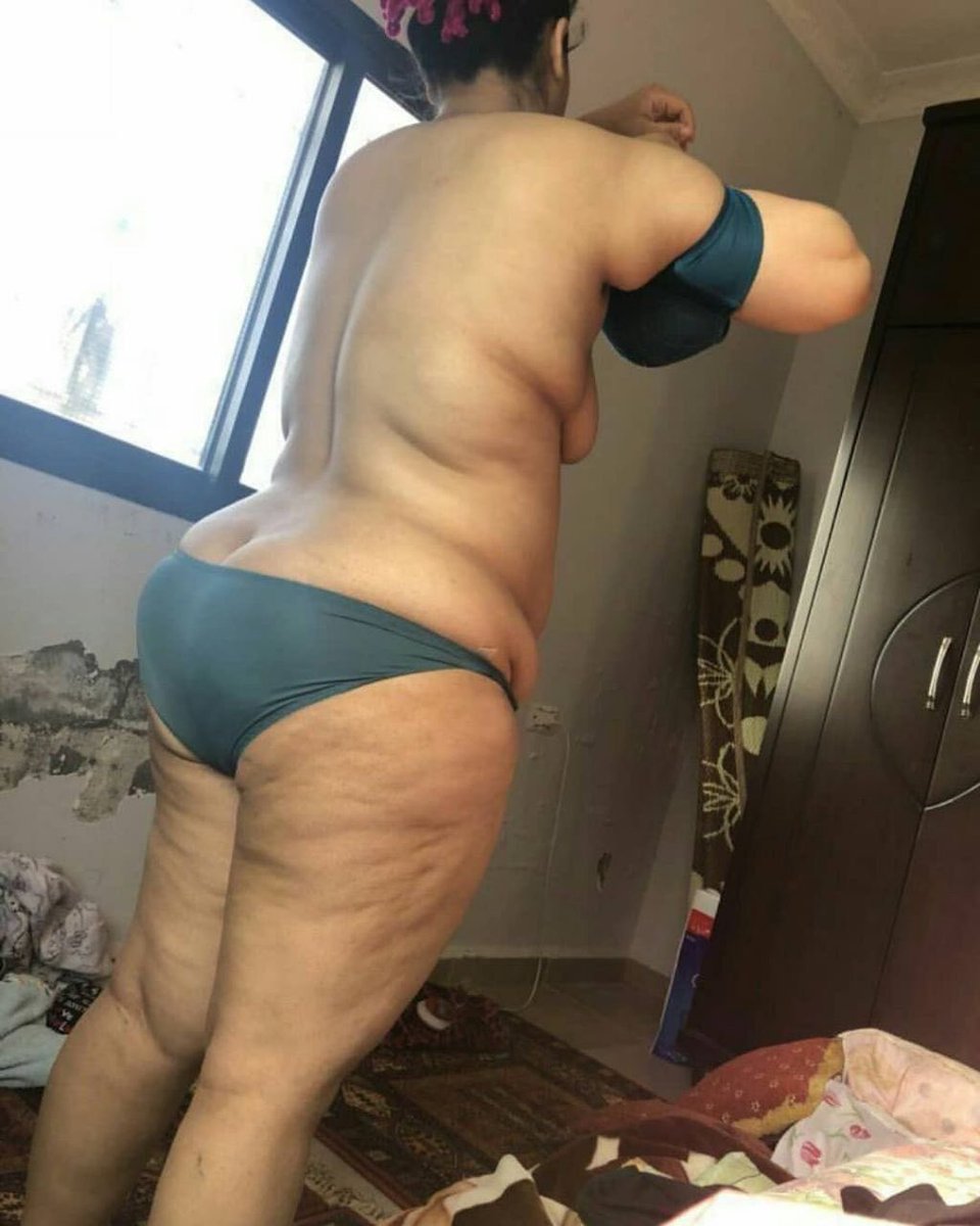 वैसे एक बात जानने की उत्सुकता है मन मे कि इन कुँवारे जवान 18-20 साल के लड़कों को जवान लड़कियों से ज्यादा दिलचस्पी, हम जैसी उम्रदराज देशी मेच्योर औरतो में क्यों होती है, बताओ जरा मुझे ?