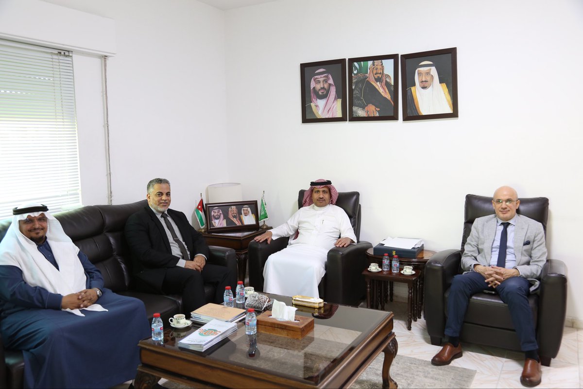 sacmjo's tweet photo. استقبل سعادة القائم بأعمال الملحقية الثقافية وفدًا من كلية الأصالة السعودبة برئاسة البروفيسور هشام المعلّم المشرف العام على الكلية، يرافقه مدير مركز الجودة والتطوير الدكتور ياسر بيومي عبده، والدكتور محمد القحطاني.

وخلال اللقاء، رحّب سعادته بالوفد وأشاد بالدور الذي تضطلع به المؤسسات التعليمية السعودية الخاصة، وما حققته من حضور تنافسي إقليميًا وعالميًا، مؤكدًا أن الكفاءات والبرامج النوعية التي تقدمها تعكس تطور قطاع التعليم الأهلي في المملكة.

كما أثنى سعادته على كلية الأصالة وما حققته من اعتمادات برامجية عالمية ونجاحات بارزة في تطوير البرامج الأكاديمية وتحسين جودة المخرجات، مشيرًا إلى أن هذه المنجزات تعكس التزام الكلية بأعلى معايير الجودة والتميز.