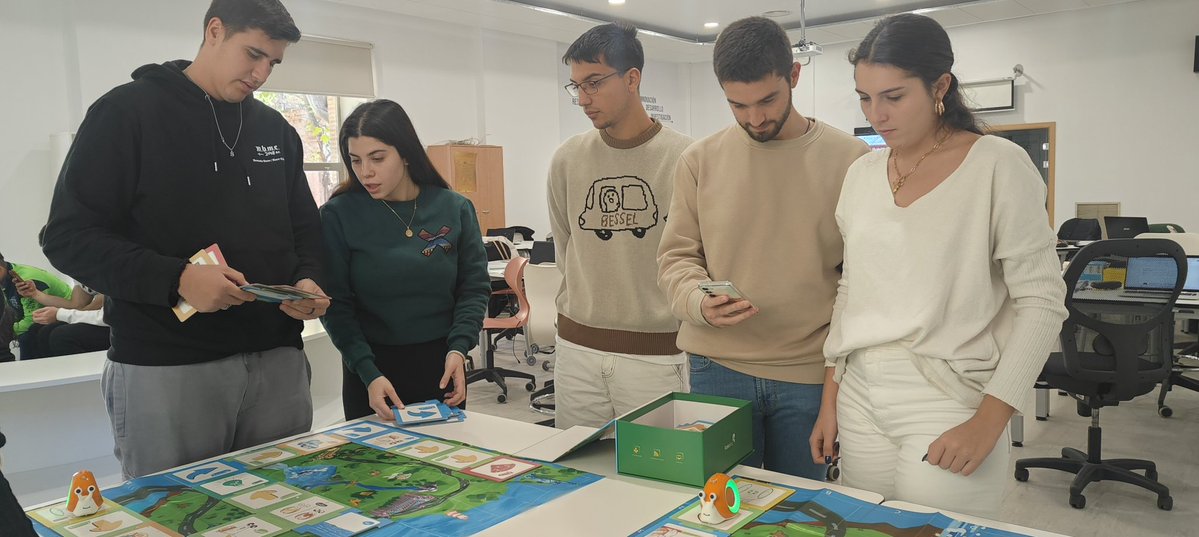 TICE_UCLM's tweet image. En #TICEUCLM seguimos compartiendo experiencias y situaciones de aprendizaje orientadas a promover el pensamiento computacional en el ámbito educativo. Robótica educativa #VIIEROBOTICE