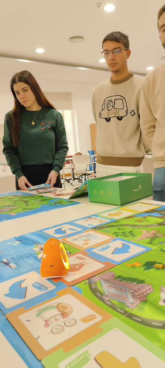 TICE_UCLM's tweet image. En #TICEUCLM seguimos compartiendo experiencias y situaciones de aprendizaje orientadas a promover el pensamiento computacional en el ámbito educativo. Robótica educativa #VIIEROBOTICE