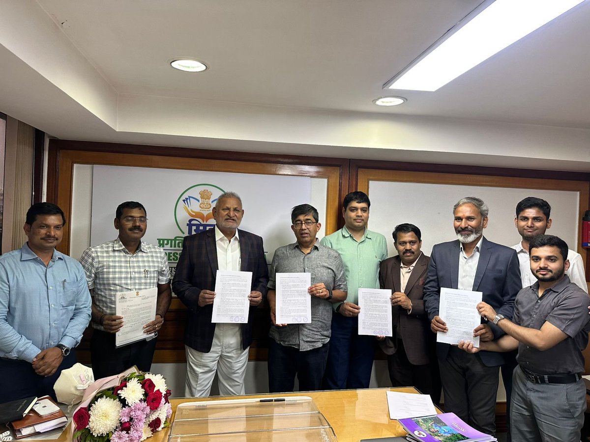 MVSTForg's tweet image. 📍Mumbai | 📆26/11/2025
Project MahaDeva marks a big step as a multi-partner MoU launches high-intensity football training for 60 young talents in Maharashtra. Hon. Sports Minister Shri Manikrao Kokate and officials from MITRA, WIFA &amp;amp; VSTF attended.

#ProjectMahaDeva