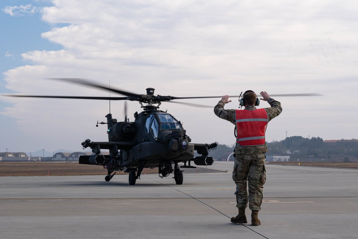 Roberto_yeager's tweet image. Pocas veces he visto yo (en fotos que no sean &quot;publicitarias&quot;) a los #Apache armados con los Aim-92 #Stinger, aquí tenéis a un #Boeing(#McDD-#Hughes) AH-64E Apache #Guardian de #CoreadelSur en Kunsan (#USAF photo by Senior Airman Dylan Maher) #AH64E